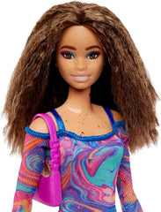 Păpușa Barbie Fashionistas nr. 206 - Păr ondulat și pistrui - Rochie modernă cu marmură curcubeu, geantă de umăr și pantofi verzi - pentru copii cu vârsta de 3 ani și peste, HJT03