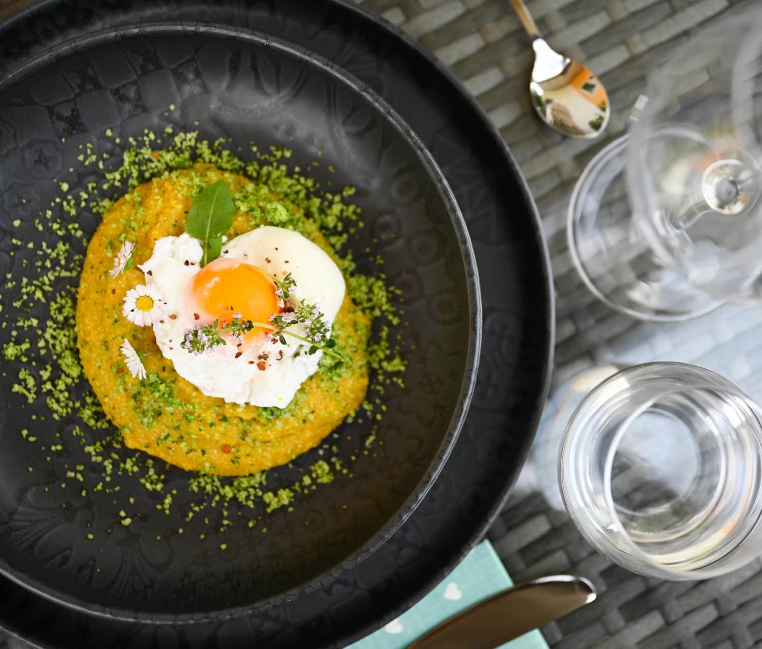 MÄSER 934064 Serie Tiles Modernes Vintage Geschirr Set Für 2 Personen in Maurischem Design Mit Mattglasur, 8-Teiliges Tafelservice Mit Tellern Und Schalen Aus Hochwertiger Keramik, Steinzeug, Schwarz Seturi vesela masa Naty Shop