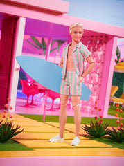 Barbie: film dla fanów filmów o lalkach, lalka Ken, lalka kolekcjonerska z deską surfingową i tenisówkami, ruchome ciało, włosy w kolorze platynowego blond, odpowiednia jako prezent dla 3-letnich dzieci, lalki HPJ97 Naty Shop