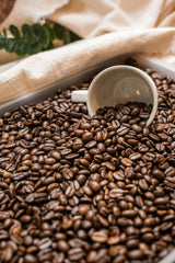 Boabe de cafea decofeinizate. Boabe de cafea prăjite natural. Boabe de cafea decofeinizate 1 kg. Origine: Brazilia. Cafea 100% Arabica din cele mai bune recolte din America de Sud.
