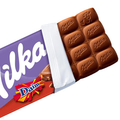 & Daim 1 x 100g I Alpejska czekolada mleczna I z kawałkami karmelu i migdałami I 100% alpejska czekolada mleczna I Tabliczka czekolady z Daimem (4 szt. w opakowaniu)