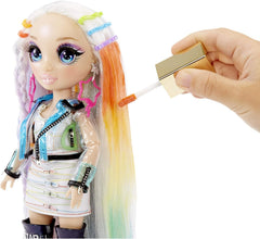 Rainbow High Hair Studio - Set de joacă cu păpușa exclusivă Amaya Raine cu păr lung pentru coafat - include cretă lavabilă pentru păr, perie de păr, accesorii - Cadou pentru copii cu vârsta de 6 ani și peste