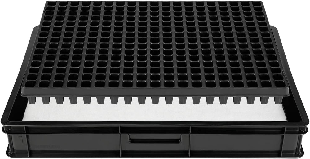 System rozmnażania GW-285 składający się z profesjonalnej tacy na wodę GW657, dopasowanej maty kapilarnej (chłonność wody 3L na m2) i tacy na doniczki z 285 doniczkami (23x23mm, wysokość 54mm) w rozmiarze Euro (600x400mm)