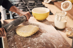 STAUB Teigroller, Nudelholz, Länge: 45 cm, Rollbreite: 26 cm, Schwarzes niezawierający BPA Silikon und Akazienholz, Ergonomischer Griff, Schwarzes und Braun