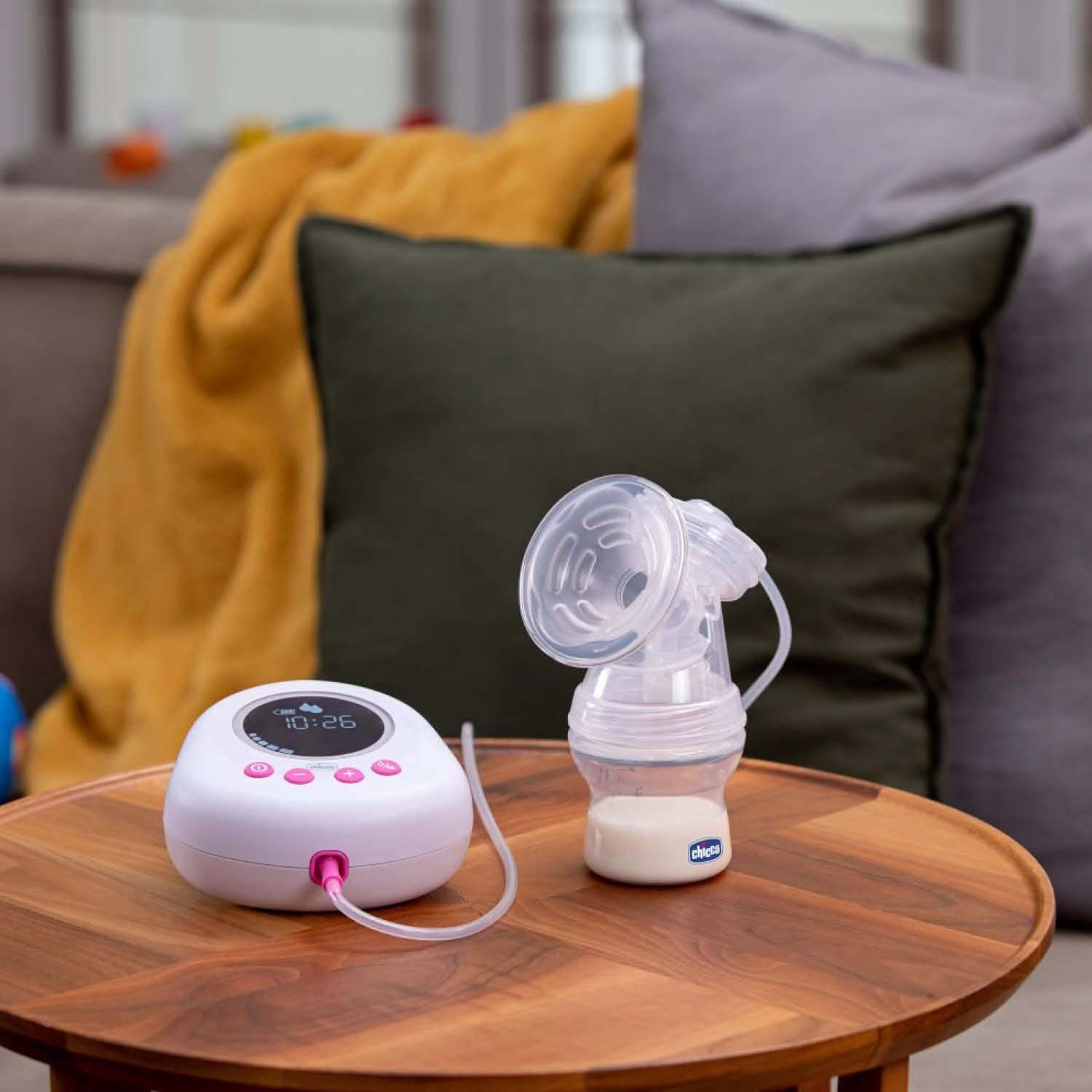 Pompă electrică pentru sân Chicco cu faze de stimulare și extracție, 10 niveluri de intensitate, confortabilă și rapidă, formă ergonomică, cu tetina înclinată și capac etanș, alb, 150 ml Accesorii Hrana si Alaptare Bebe Naty Shop