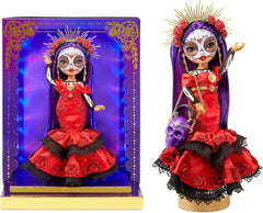 Ediție festivă Rainbow High 2022 Día De Los Muertos - Maria Garcia - Păpușă de colecție (28 cm) cu pictură pe față și geantă Calavera - Display luminos și accesorii premium