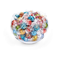 Mieszanka czekoladowa LINDOR | 1371 g | Około. 109 kulek: Kulki z mlecznej czekolady i LINDOR z kremem truskawkowym | Worek 1 kg, ok. 80 kulek czekoladowych z białej czekolady z kremem truskawkowym