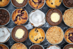 RUF Sernik-Muffiny Backmischung, Muffiny w stylu amerykańskim Mit Cremiger Füllung, Einfache Zubereitung, 12 Muffin-Förmchen Inklusive Naty Shop