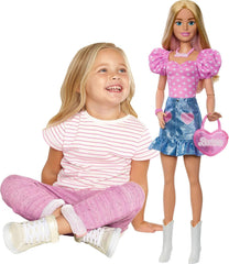 Păpușă Barbie la modă, blondă, 71 cm, cu haine detașabile, top roz, fustă din denim și cizme de cowboy, colier și geantă de mână, HYT84