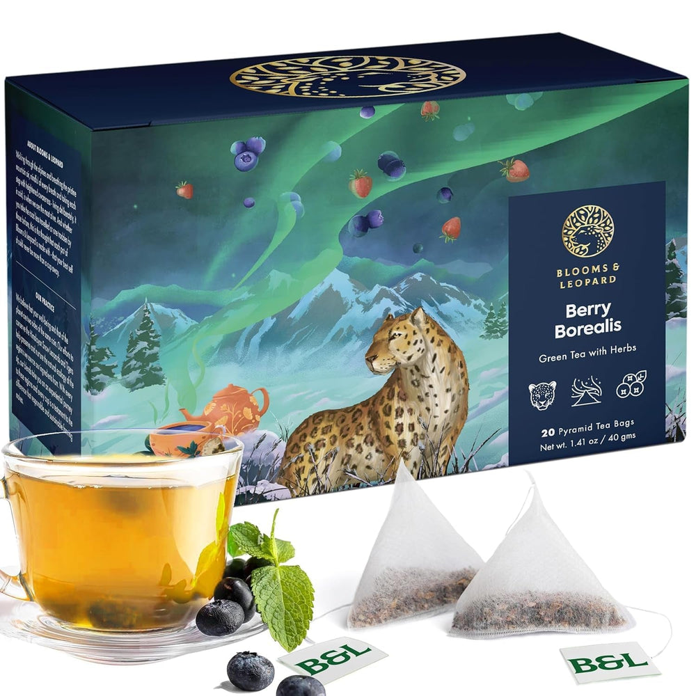 Blooms & Leopard Premium Green Tea Bags – Amestec Berry Borealis cu hibiscus, afine, căpșuni și mentă verde – 20 pliculețe de ceai piramidale pentru ceai cald sau rece