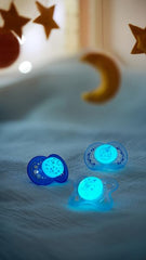 Suzetă MAM 6+ luni (pachet de 2) MAM 6-16 luni, strălucește în întuneric cu tetină de cauciuc, pachet de 2 cu suport sterilizator pentru suzetă, albastru deschis/albastru deschis