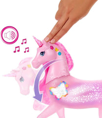 Barbie unicorn strălucitor care luminează în întuneric cu 20 de combinații interactive de efecte de lumină, sunete și muzică, pentru joacă prin apăsarea butoanelor și mângâierea capului, JCP78