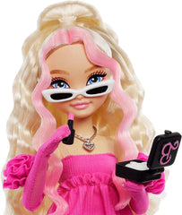 Barbie Dream Besties Puppe und Accessoires, bewegliche Barbie Malibu“ Modepuppe mit welligem blonden Haar, 11 Teile zum Thema Make-up und Haare, HYC21