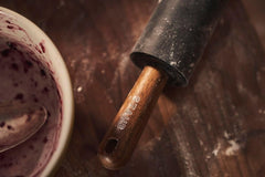 STAUB Teigroller, Nudelholz, Länge: 45 cm, Rollbreite: 26 cm, Schwarzes niezawierający BPA Silikon und Akazienholz, Ergonomischer Griff, Schwarzes und Braun