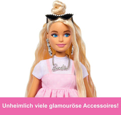 Păpușă Barbie Deluxe Style nr. 3 cu ținută Barbiecore, păr blond în coc înalt, rochie roz pastel cu fundiță supradimensionată și accesorii precum colanți Fishnet, HYV27 Papusi Naty Shop