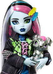 Păpușa Monster High Frankie Stein în jachetă de blugi și pantaloni scurți, include și cățelușa ei Watzie și accesorii precum un rucsac, o gustare și un caiet, HXH73