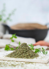 Fuchs Gewürze - Majeranek gerebelt - zum Würzen von Kartoffelgerichten, Fleischgerichten oder Eintöpfen - naturalne składniki - 10 g w wiederverwendbarer, recyclebarer Dawka