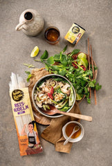 Wan Kwai Wide Rice Noodles 250g – Autentyczna odmiana do Pad Thai, zup i nie tylko. Wegańskie i bezglutenowe. Gotowe w 8 minut.