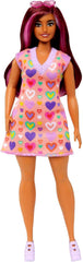Barbie Fashionistas # 207 - Puppe mit Pulloverkleid, pinkfarbene Strähnen, Herzaufdruck, Sonnenbrille, Plateau-Schuhe, für Kinder ab 3 Jahren, HJT04