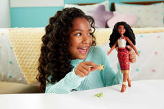 Jucării Mattel din Disney Moana 2, păpușă de modă Tautai Moana care înoată cu 2 accesorii, vârf și picioare care își schimbă culoarea pentru mișcări de înot, inspirată din film, JFF09