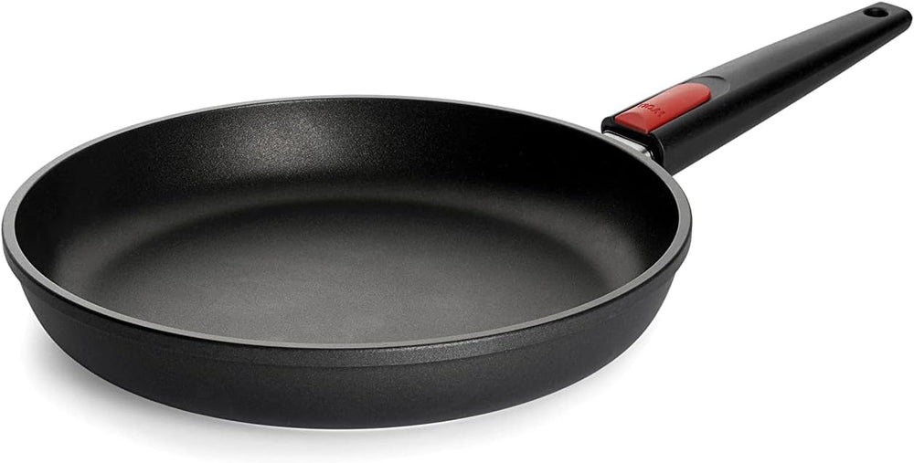 Woll Nowo Titanium tigaie plată - Inducție, 5 Cm înălțime, mâner detașabil - pentru toate tipurile de plită, Aluminiu turnat, acoperire antiaderentă Oale si Tigai Naty Shop 28 Cm