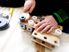 Small Foot Konstruktionsset Miniwob aus Holz, kreativer Bausatz mit Werkzeuge und Zubehör, ab 3 Jahren, 11810, szary żółty