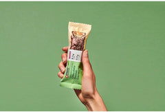 MaxiNutrition Kremowy wegański baton proteinowy z czekoladą, orzeszkami ziemnymi i karmelem 12x45g - wegański baton proteinowy, 18% białka, 8,3g w batonie, niska zawartość cukru (0,9g), bez dodatku cukru, bez sztucznych aromatów