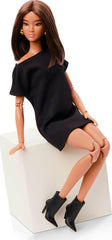 Barbie Basics Model 1, păpușă de colecție cu păr brunet, rochie mini neagră și pantofi, modă universală, corp mobil și cap interschimbabil, JBH72 Papusi Naty Shop