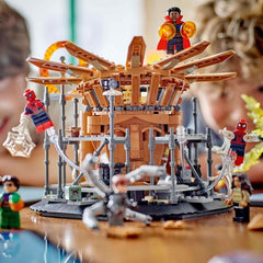 LEGO 76261 Marvel Spider-Man's Big Showdown, Spider-Man: No Way Home, zestaw z 3 minifigurkami Petera Parkera oraz Zielonym Goblinem, Electro, Sandmanem, Nedem, Doktorem Strange i MJ, model kolekcjonerski Zestawy do budowania Kup w sklepie LEGO