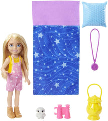 Seria Barbie Chelsea, Păpușă Chelsea Camping cu păr blond, Bufniță de companie, Sac de dormit, Pernă, Lanternă, Binoclu, Accesorii de camping, Cadou pentru copii, Jucărie pentru vârsta de 3 ani și peste, HDF77
