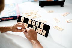 Jumbo Spiele Original Rummikub Classic - der Spieleklassiker unter den Gesellschaftsspielen - für Erwachsene und Kinder ab 7 Jahren JUM17571 Wielokolorowy 2,7 x 3,7 cm