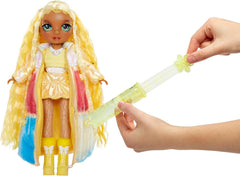 Rainbow High Winter Wonderland - Sunny (Galben) - Păpușă la modă de 28 cm, cu zăpadă magică ascunsă care se umflă cu apă, cu set de om de zăpadă, potrivită pentru copii 4-12 ani și colecționari