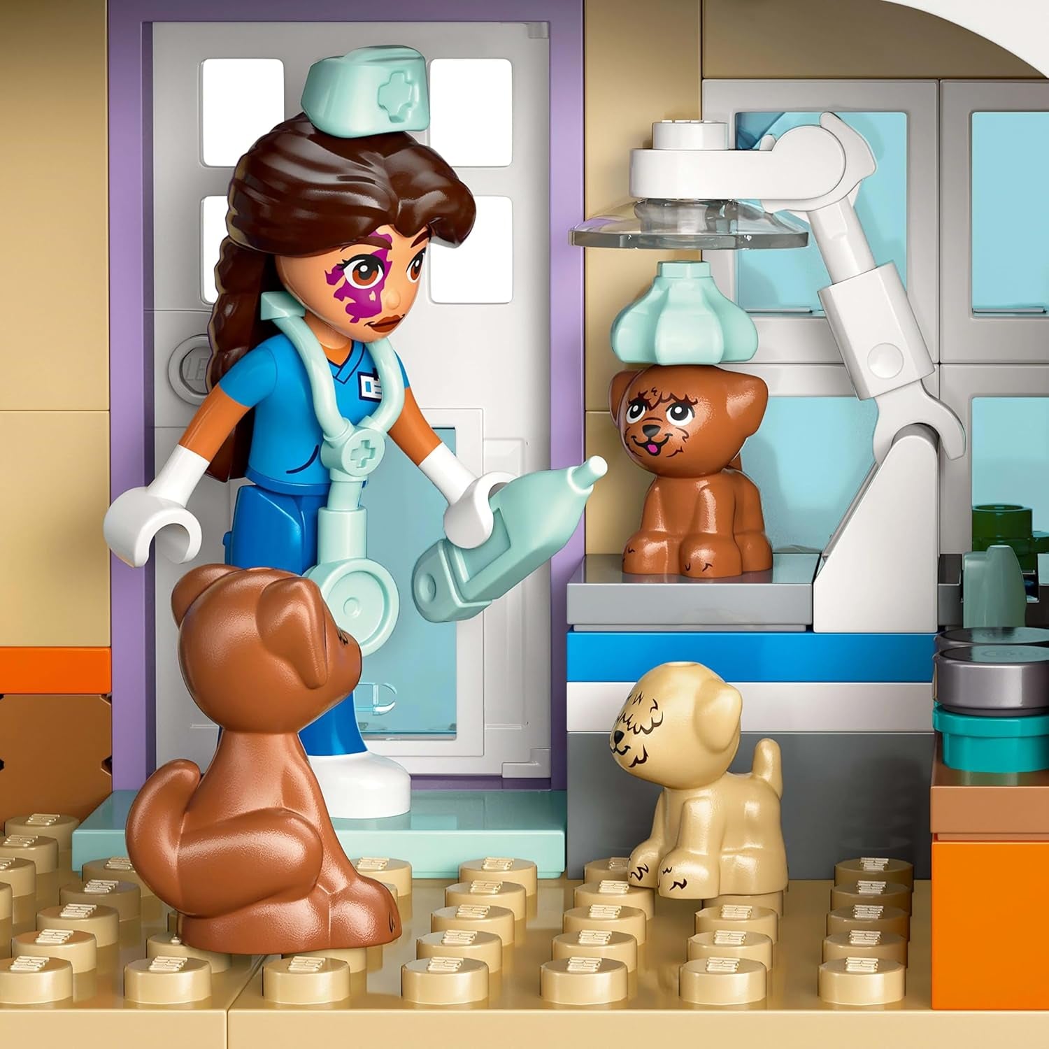 LEGO Friends Gabinet weterynaryjny dla koni i zwierząt domowych, zestaw do budowania i zabawy do pomysłowej zabawy w odgrywanie ról z 3 minifigurkami i 5 figurkami zwierząt, pomysł na prezent dla dziewczynek w wieku 7 lat 42651 Zestawy do budowania Besuche den LEGO-Store