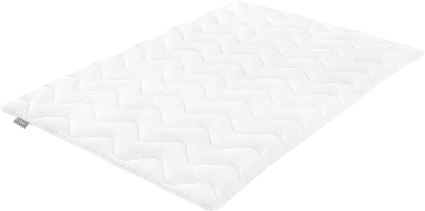 Lekka kołdra letnia Traumnacht 155X220 cm, kołdra antyalergiczna, specjalnie na lato, z wygodnym miękkim pokrowcem z mikrofibry, posiada certyfikat Oeko Tex, wyprodukowana zgodnie z niemieckimi standardami jakości. Kołdry i kołdry Naty Shop