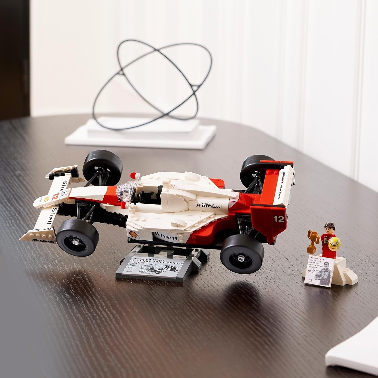 LEGO Icons Zestaw modeli samochodów Mclaren MP4/4 i Ayrton Senna, zestaw samochodów wyścigowych F1 dla dorosłych z minifigurką kierowcy, przedmiot kolekcjonerski, pomysł na prezent dla mężczyzn, kobiet, dla niego i dla niej 10330 Zestawy do budowania Besuche w sklepie LEGO