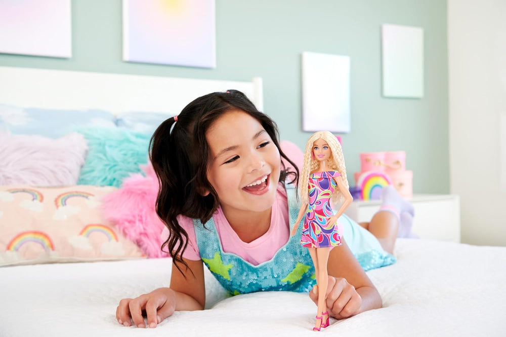 Păpușa Barbie Fashionistas #223 cu păr blond ondulat, rochie și accesorii inspirate de Totally Hair, păpușă la modă de colecție aniversară de 65 de ani, HRH20