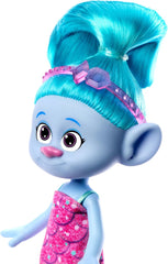 Păpușă Mattel DREAMWORKS TROLLS United We Stand – Surprize Păroase Chenille cu păr albastru strălucitor, bentiță mov, pentru copii cu vârsta de 3 ani și peste, HNF15