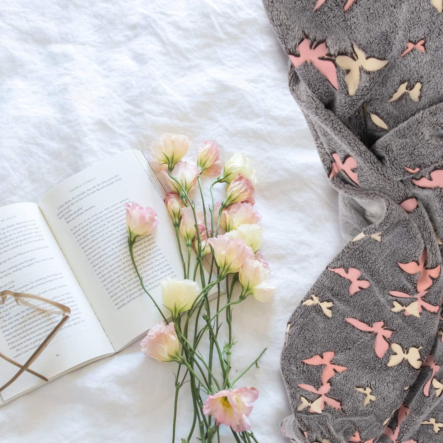 Kanguru Glow Narzuta Świecąca w ciemności Koc Motyl Miękki koc 130X150 cm Świecąca narzuta na sofę. Świecący w ciemności koc dziecięcy, szare Łóżka i koce Besuche den Kanguru-Store