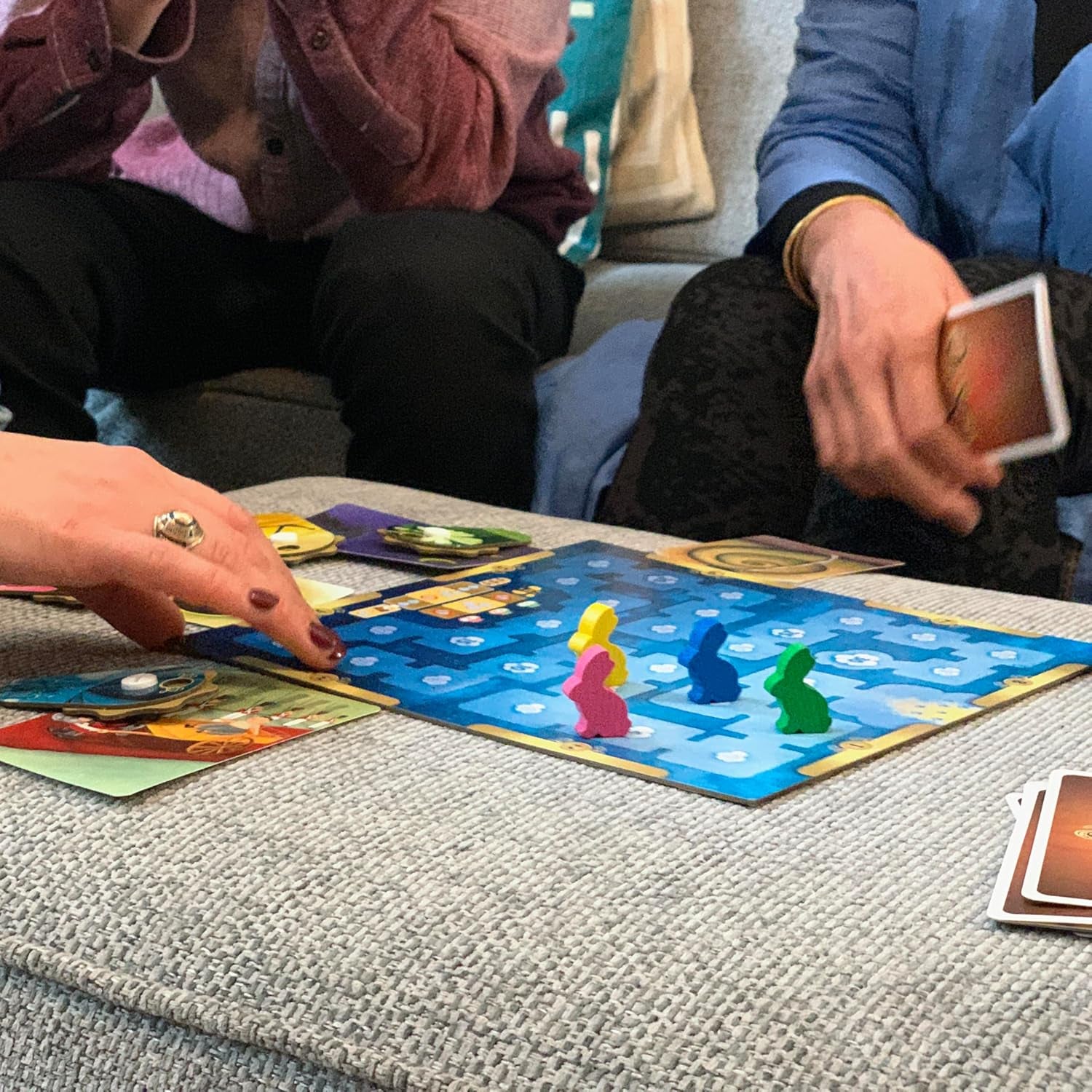 Asmodee, Dixit, wersja niemiecka, gra podstawowa, obraz wart tysiąca słów, kreatywna gra rodzinna dla 3–8 graczy w wieku 8+, gra roku 2010 z 30-minutowym czasem gry