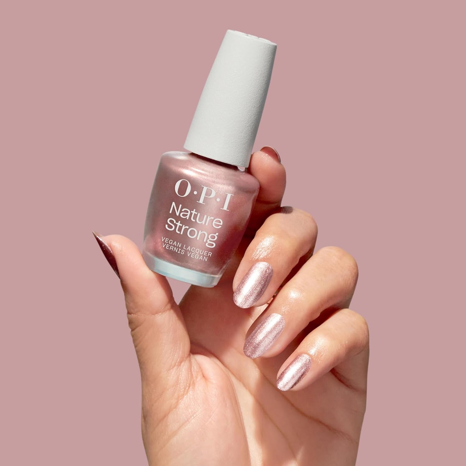 Oja OPI Nature Strong este Rose Gold – oja de lungă durată cu o formulă vegană, inovatoare, care conține ingrediente naturale – pentru unghii strălucitoare, de un roz auriu.