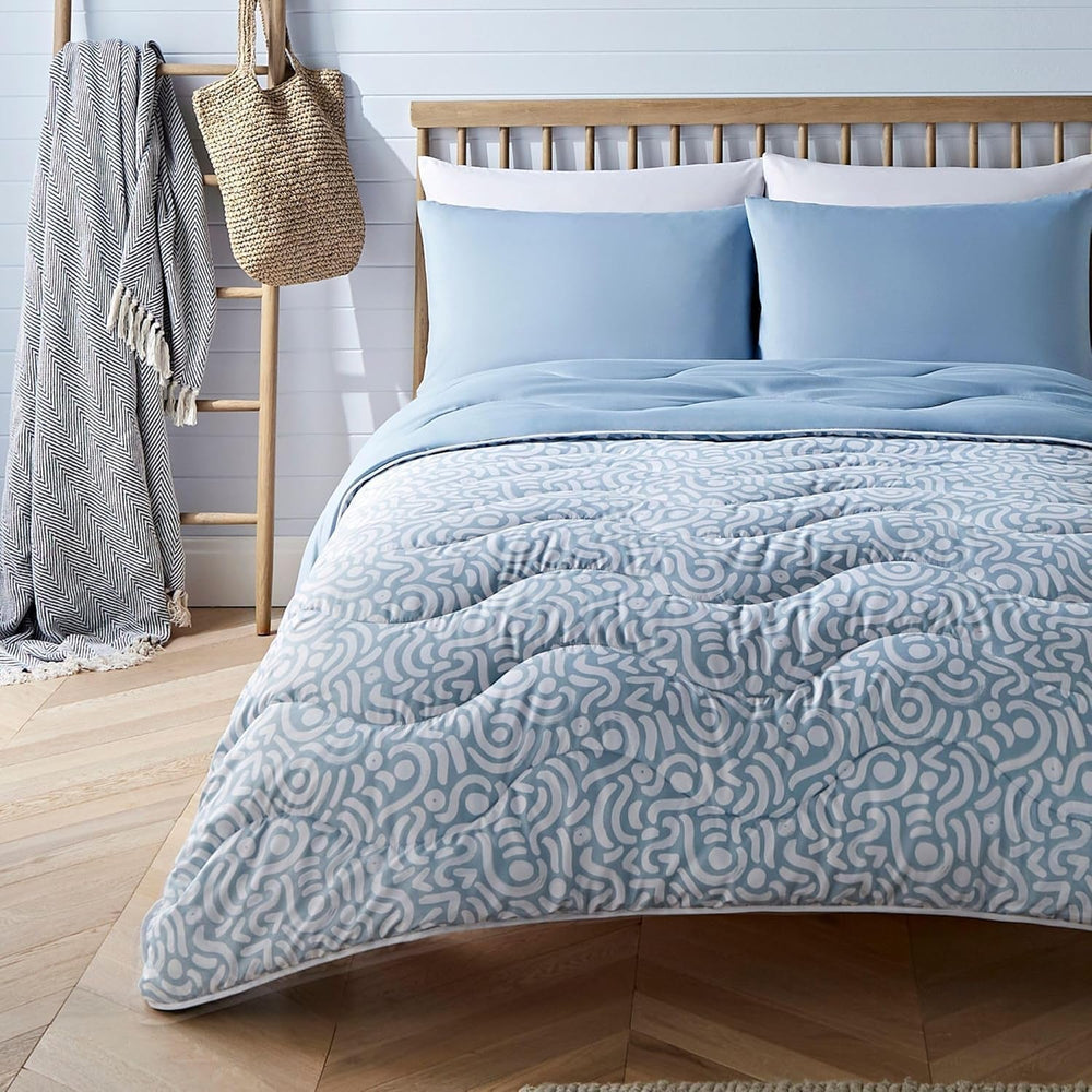 Night Lark Coverless Duvet Super King 6 Tog Spring Summer - Abstract Waves. Cuvertură super moale, confortabilă și ușoară. Se spală la mașină și se usucă rapid, toate într-un set de fețe de pernă reversibile Plapumi si pilote Naty Shop Alb Pat dublu