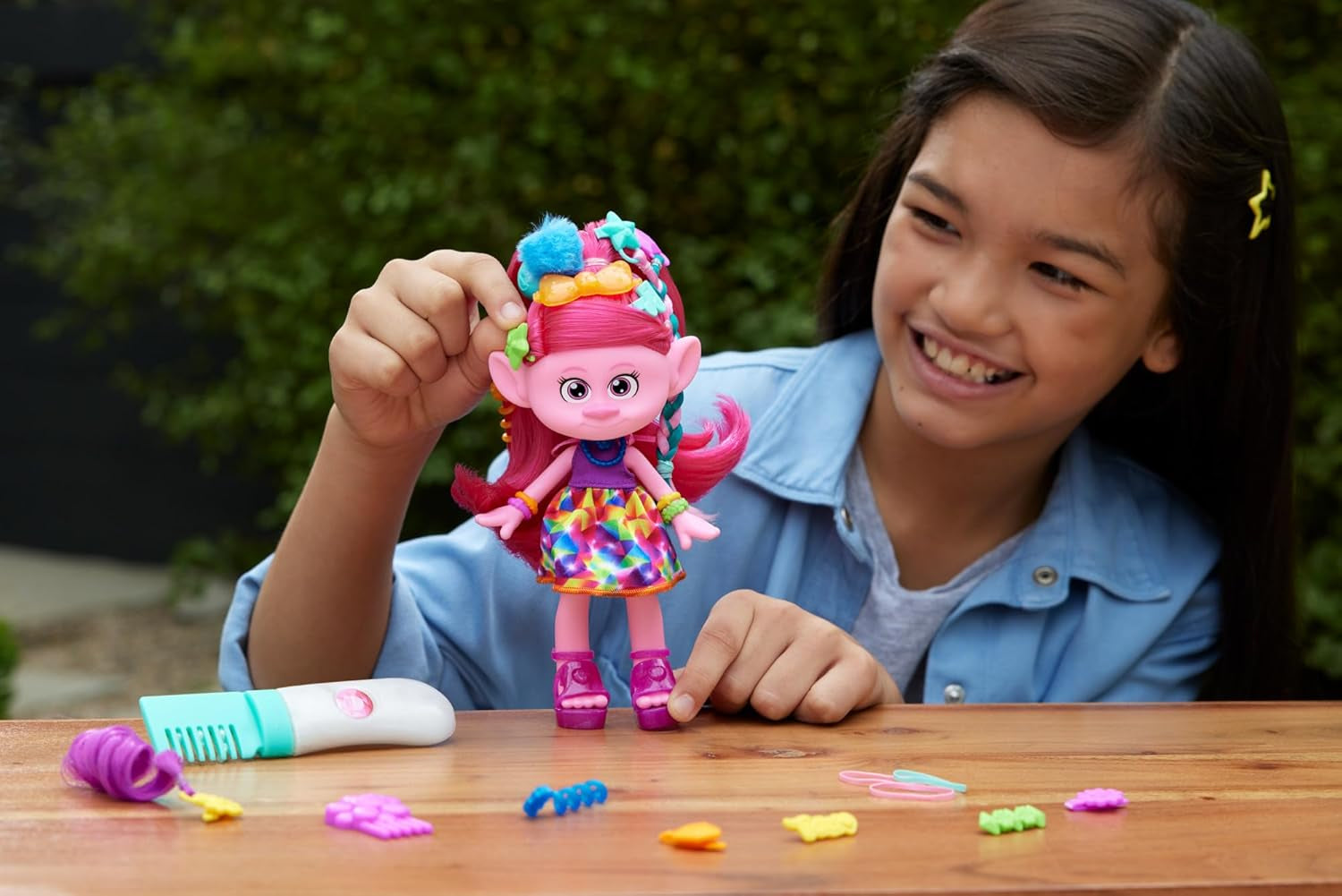 Mattel DREAMWORKS TROLLS Together Strong - păpușă de modă Hair-Tastic Queen Poppy - 15+ accesorii, pieptene cu sclipici, gel cu sclipici lavabil, pentru copii cu vârsta peste 3 ani, HNF25 Papusi Naty Shop