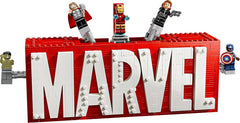 LEGO Marvel: logo Marvela i minifigurki — zestaw kolekcjonerski Hulk, Thor, Iron Man, Czarna Wdowa i Kapitan Ameryka — zestaw do budowania figurek Avengersów — prezent dla chłopców i dziewcząt w wieku od 12 lat 76313 Zestawy do budowania Zobacz sklep LEGO