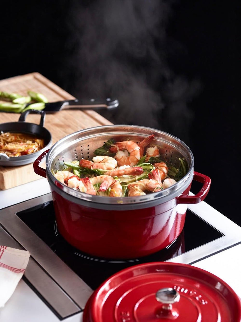 STAUB Gusseisen Bräter/Cocotte, Mit Dämpfeinsatz Aus Edelstahl, Rund 26 Cm, 5,2 L, Aromaregen Funktion Für Optimale Befeuchtung, Für Alle Herdarten Inkl. Indukcja i Backofen, Kirschrot, Rot Formy i blachy do pieczenia Naty Shop