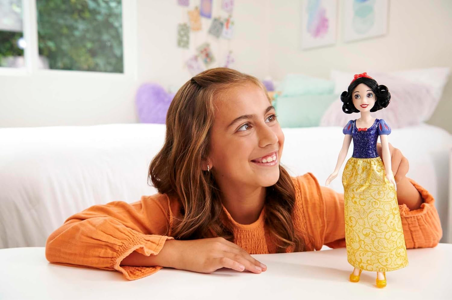 Mattel Disney Princess Zabawka Królewna Śnieżka Ruchoma lalka ze świecącymi ubraniami i akcesoriami Prezent dla dzieci inspirowany filmami Disneya HLW08 Naty Shop Dolls