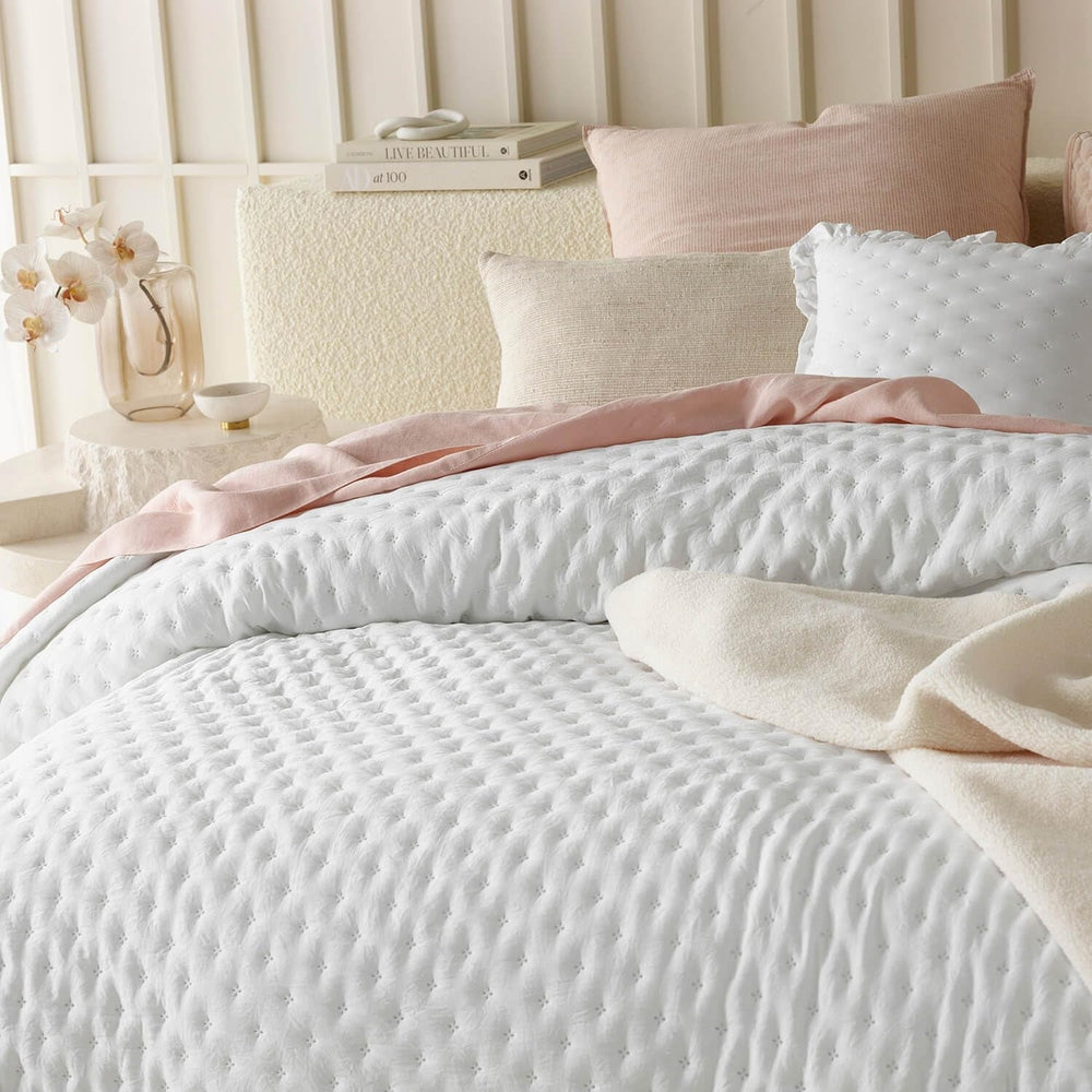 Molly Elegancka narzuta na łóżko w kolorze białym 220 x 240 cm Wszechstronna narzuta na łóżko lub narzutę na sofę Narzuta na łóżko i sofę Styl koca Idealny jako narzuta na łóżko Łóżka i koce Besuche den ROOM99-Store