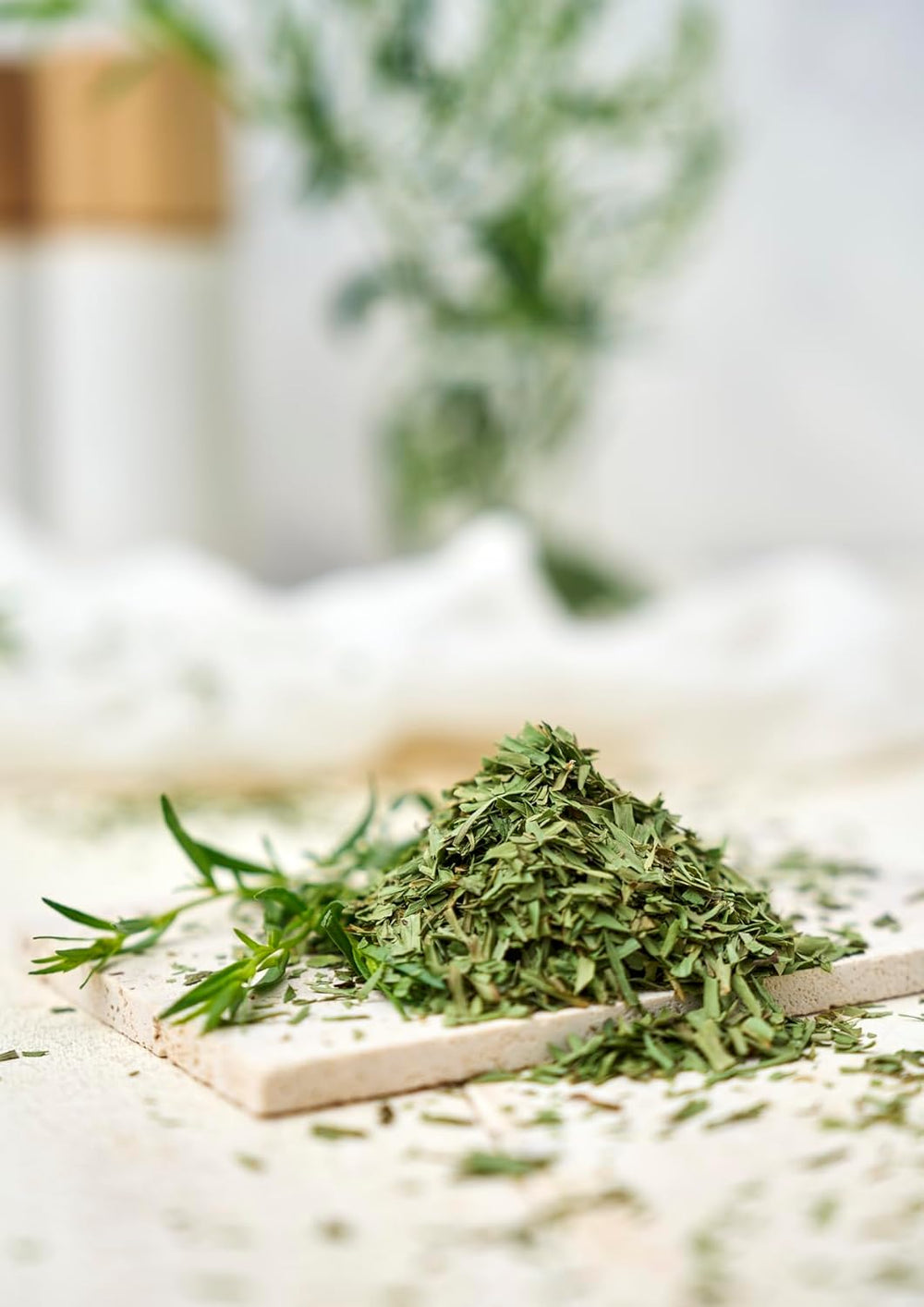 Fuchs Gewürze - Estragon gerebelt - französisches Kraut zur Verfeinerung von Saladen, Sauce Hollandaise oder Rührei - naturalne składniki - 10 g w wiederverwendbarer, recyclebarer Dawka