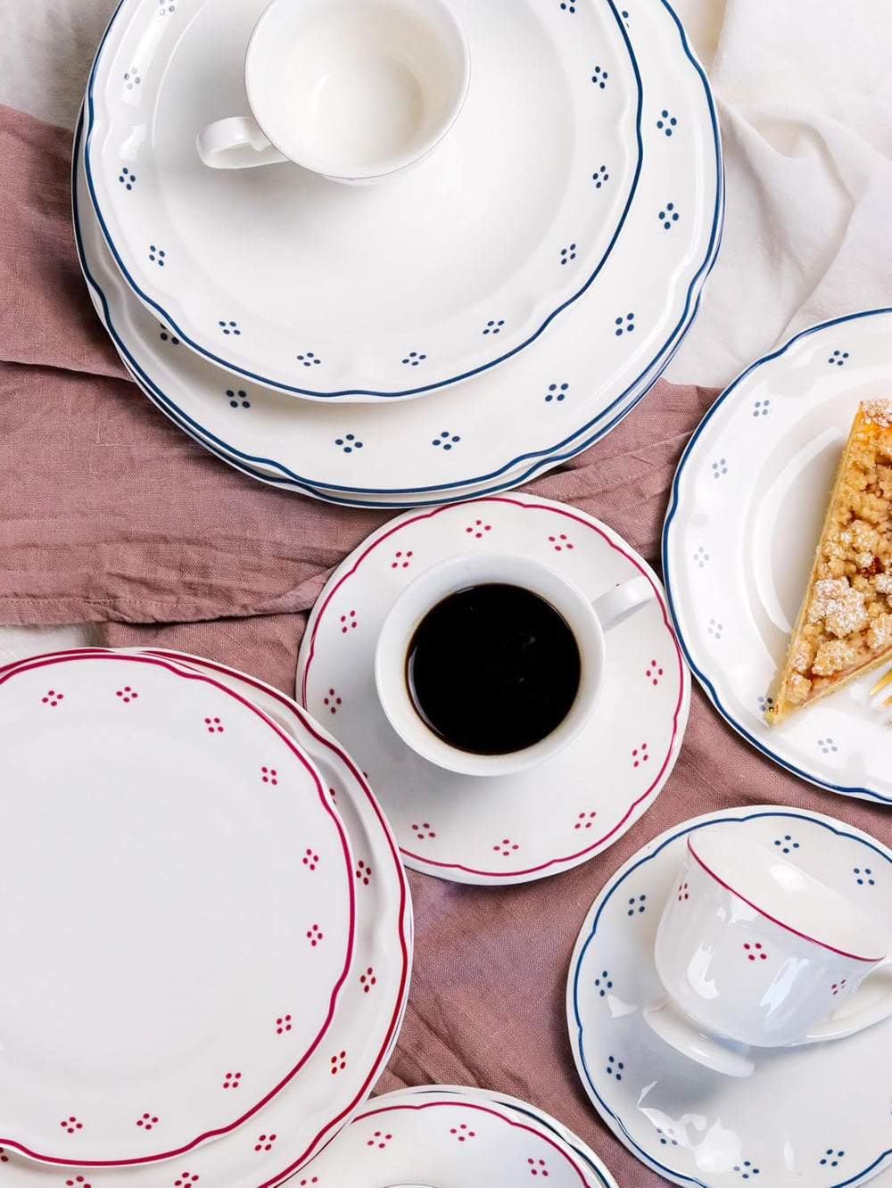 Seria Mäser Lova, serviciu de cafea din porțelan cu 18 piese – 6 farfurii de desert (19,5 cm), 6 cești (19 cl) și 6 farfurioare (15,5 cm), albastru