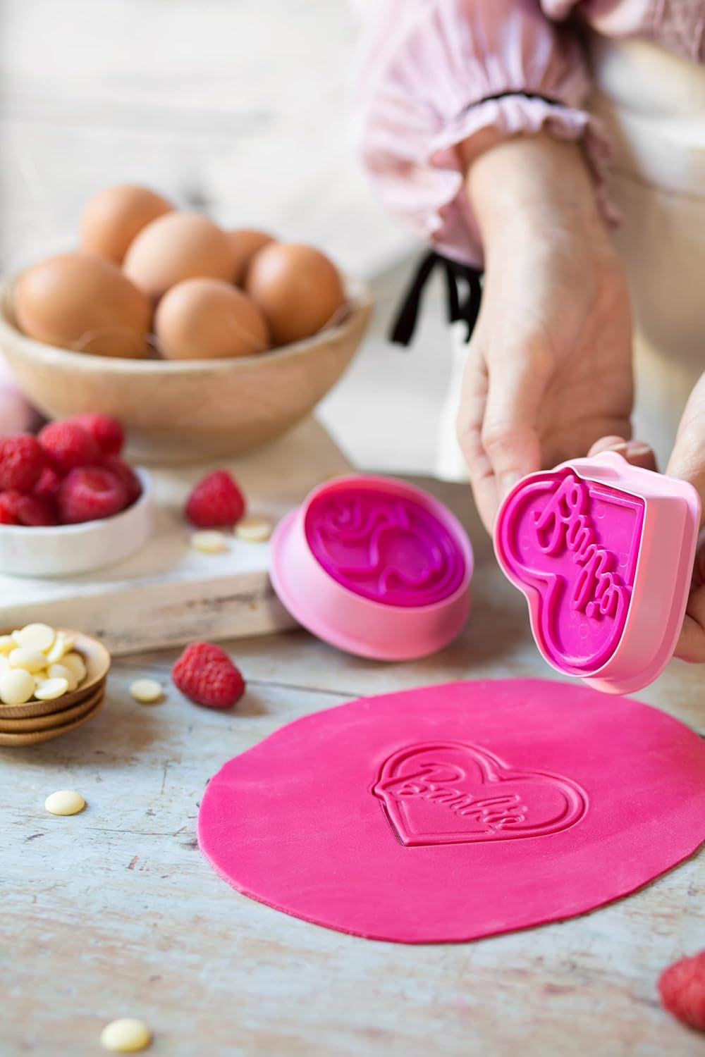 0403000 Formă de tăiat biscuiți Barbie cu ștampilă de embosare, plastic