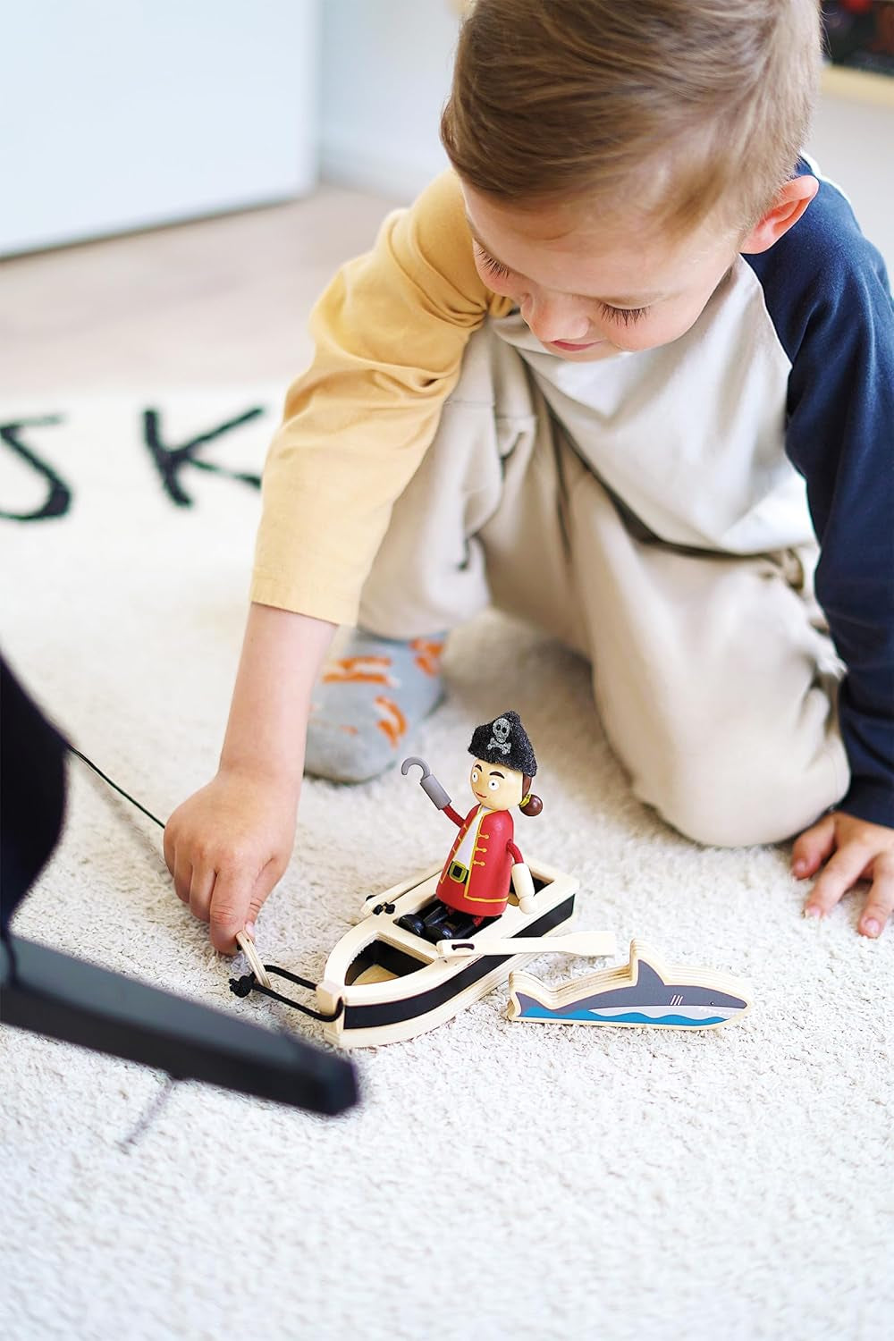 Păpuși pirat flexibile din lemn Small Foot, 5 pirați și 1 maimuță, detaliate și flexibile, vârste 3+, 12412